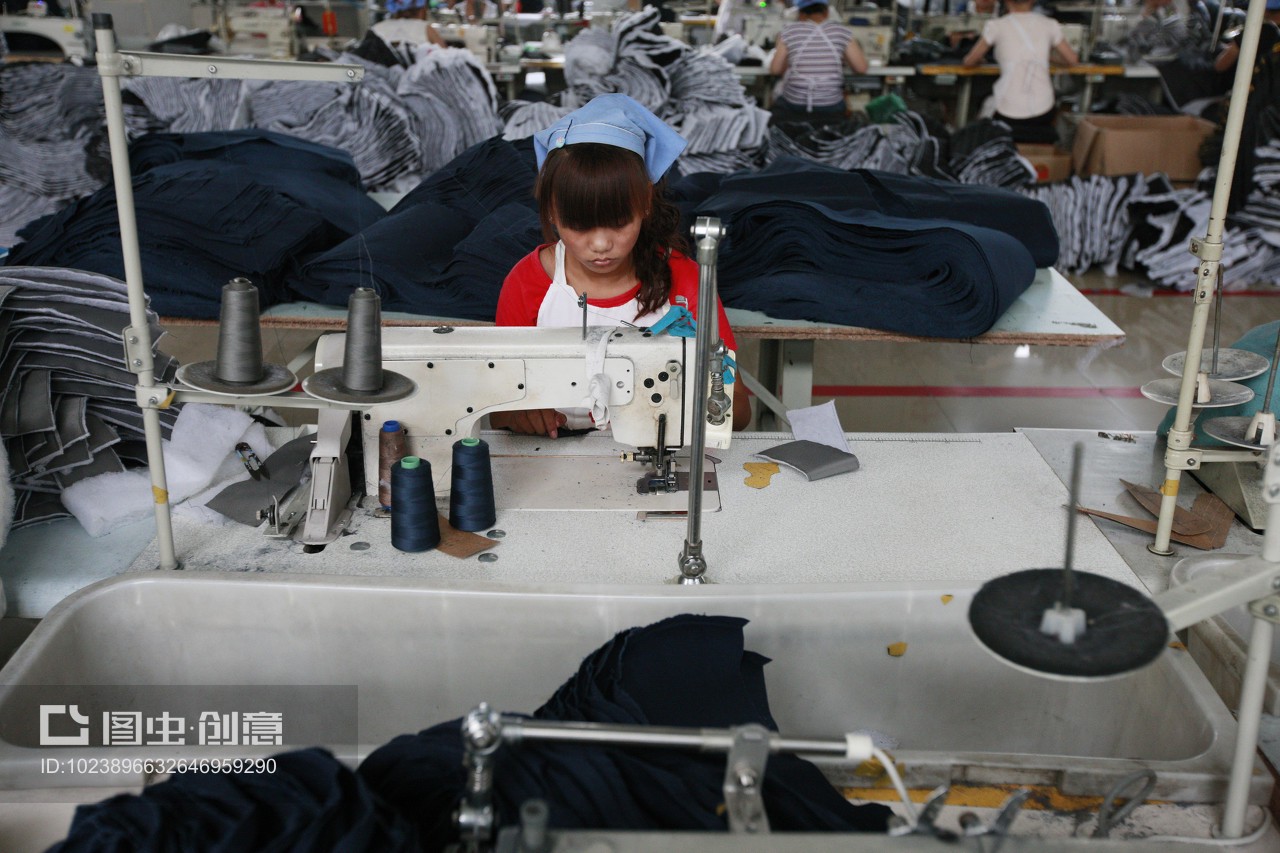 安徽省淮北市秋艷服裝廠,女工在生產車間內加工出口到歐美地區的服裝產品。